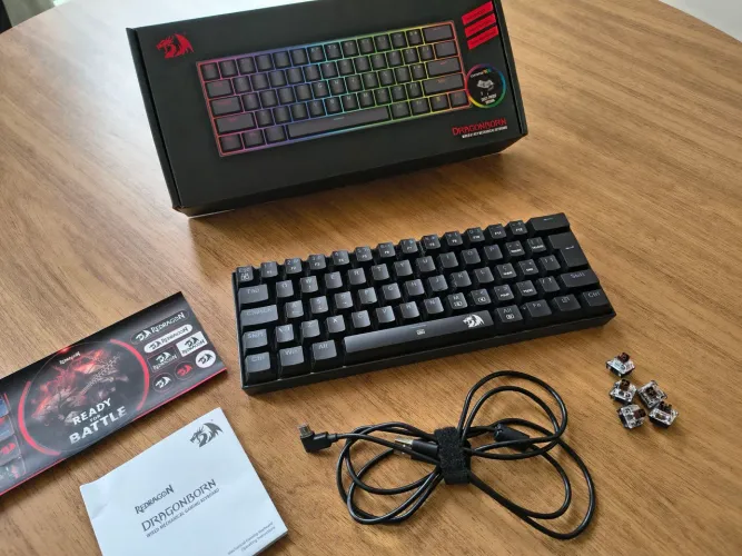 Teclado Mecânico Gamer Redragon Dragonborn K630 RGB Switch Brown ABNT2 - Completo na Caixa