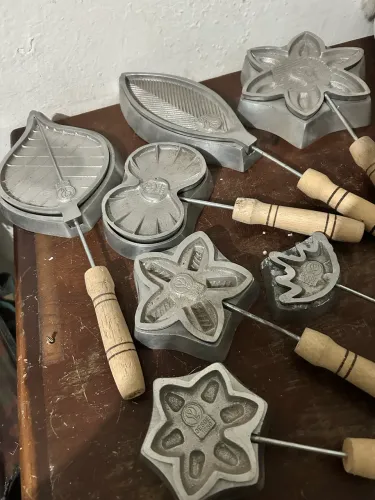 Kit formas e frisador flores de Eva 14 peças novíssimo