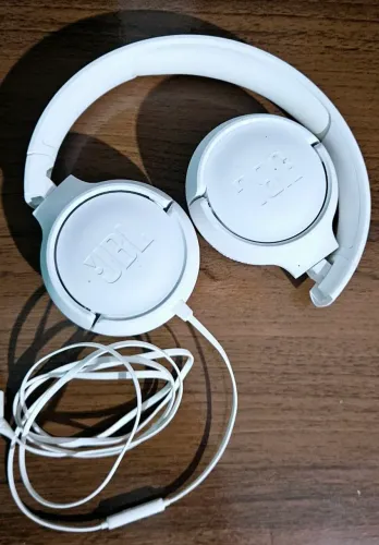 JBL fone Tune 500 com Microfone Dobrável - Branco Original