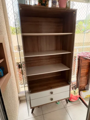 Cristaleira com portas e vidro e gavetas attraktiva
