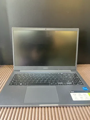 Notebook Samsung Core i3 8GB de memória e 1TB de HD