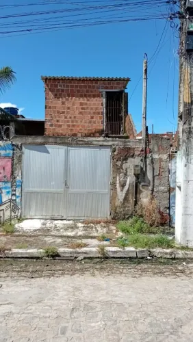Casa a venda em rua calçada próxima de tudo ponto de ônibus / supermercados /férias livre