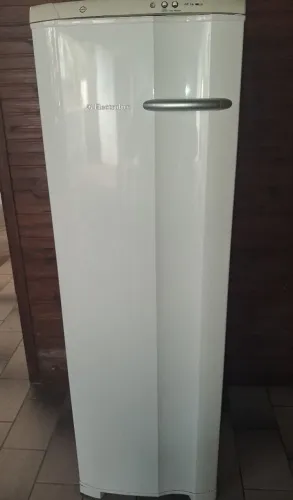 Vendo freezer fe 26 Electrolux 203 litros