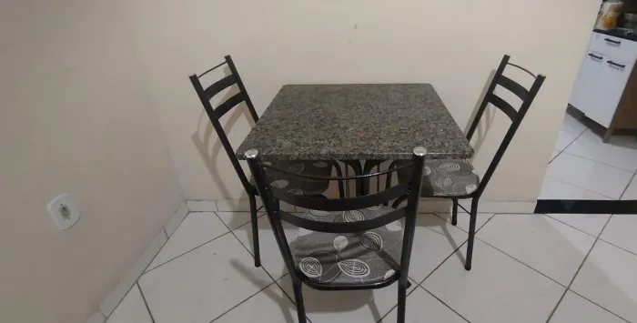 mesa com pedra de mármore