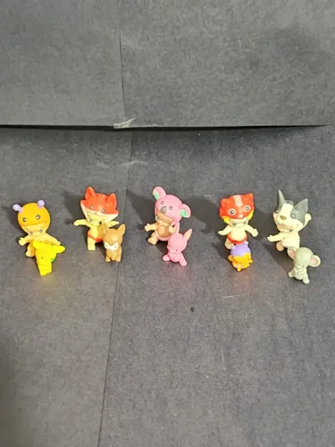 Bonecos Mini Twozies Season e seus respectivos mascotes