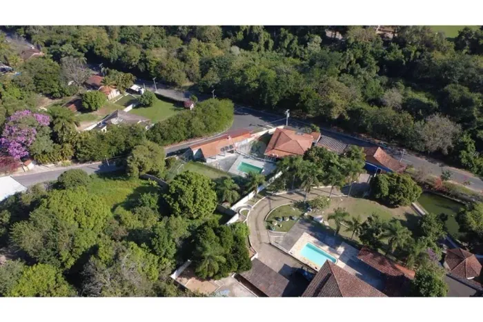 "Casa com 3 quartos (1 suíte), 5 banheiros, 7 vagas cobertas, piscina, área gourmet, campo