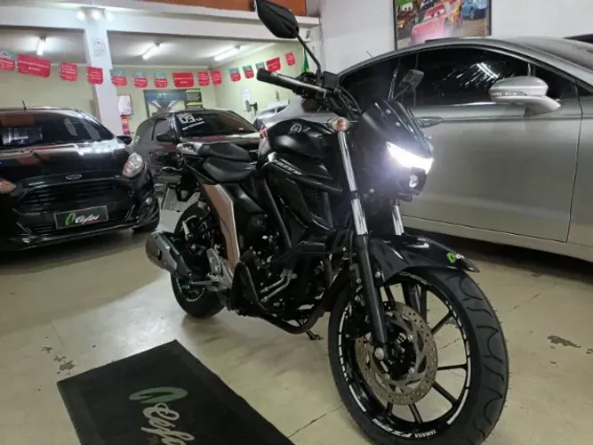 YAMAHA/FZ250 FAZER 21/22 NA COR PRETA/ACESSÓRIOS E ÍMPECAVEL!!