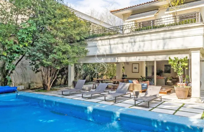 Jardim América, Casa Residencial de 580m² com 4 suítes, 6 vagas.