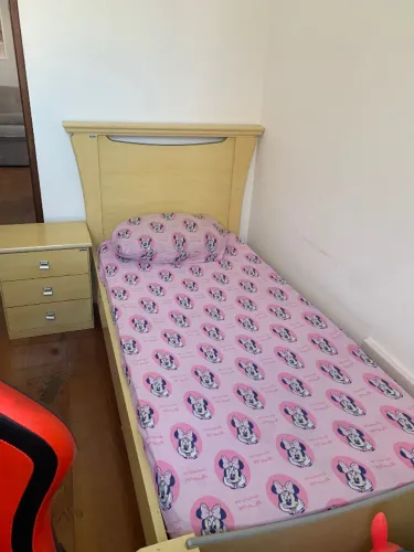 Cama de solteiro com mesa de cabeceira