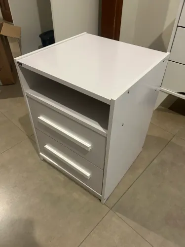 2 mesas de cabeceira