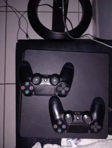 Play 4 slim semi novo 400 GB, 2 controles com todos os cabos necessários 