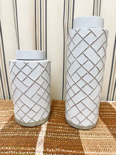 Duas peças em cerâmica esmaltada