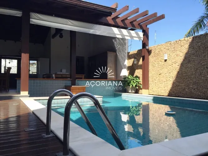 Casa Triplex Alto Padrão na Lagoa da Conceição | 350m² | 3 Suítes + Piscina