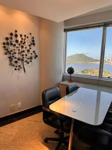 Armário com mesa de reunião