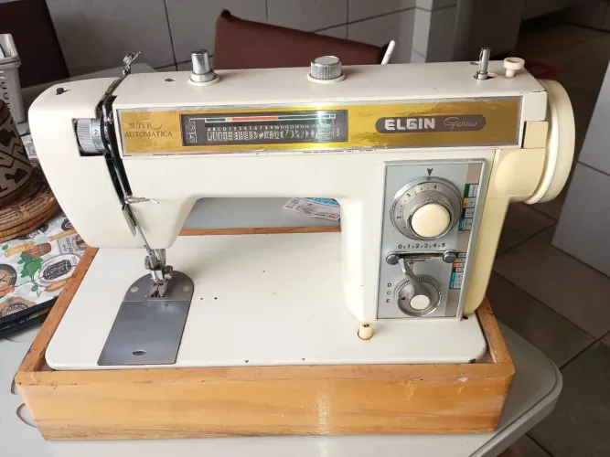 Máquina de costura Elgin Genius Super Automática 