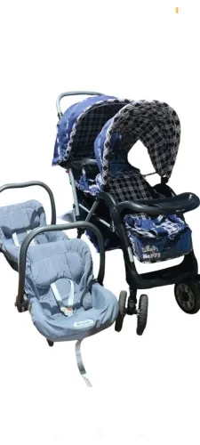 Carrinho de gêmeos com bebê conforto