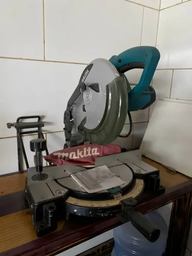 Vendo Serra Esquadria Makita MLS100 10? 220V, ideal para marcenaria 