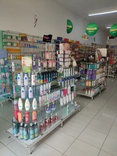 Estrutura completa de farmácia em vidro blindex. 