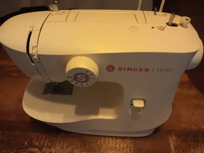 Máquina de Costura Singer M1605 (Praticamente sem uso)