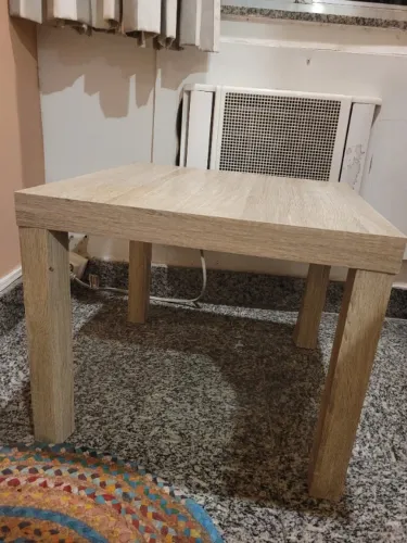 Mesa lateral / mesa de apoio em madeira clara