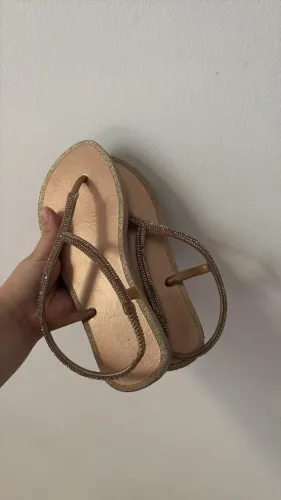 sandália rasteira metalizada rosé/dourada