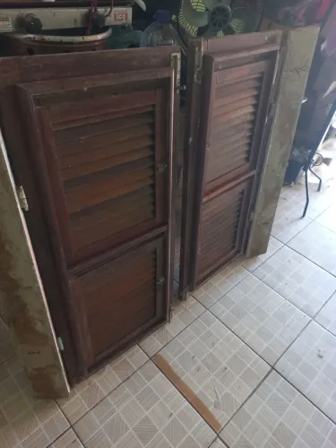 Janela veneziana em ótimas condições.