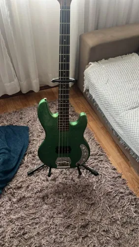 Baixo 4 cordas Nolan Stingray