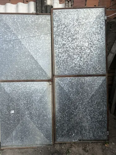 Vende-se uma Porta de Ferro