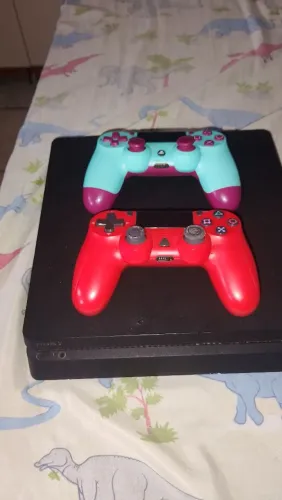 PS4 usado em boas condições de Uso com 2 controles