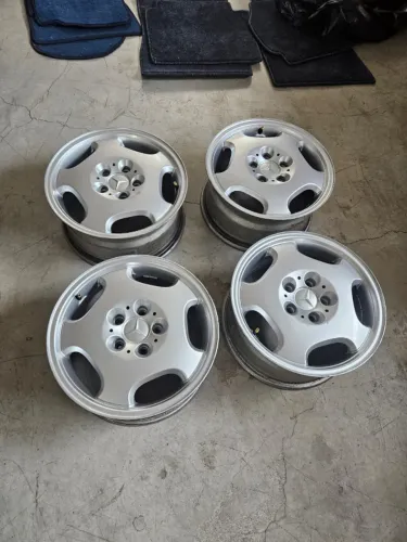 Jogo de rodas Mercedes modelo Merak aro 16"