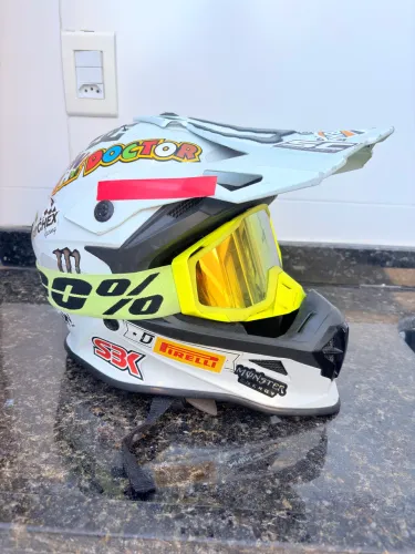 Capacete de trilha com óculos e capacete aberto com Bluetooth 