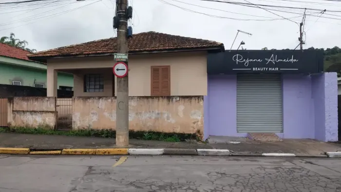 Casa  em Ponto Comercial no Centro de  Piracaia