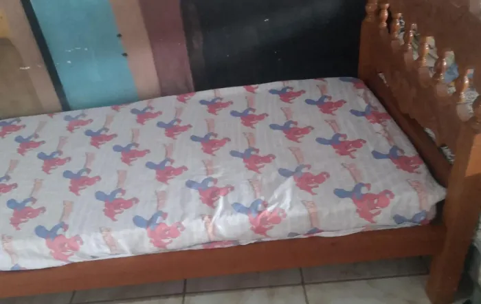 Cama de solteiro semi nova 