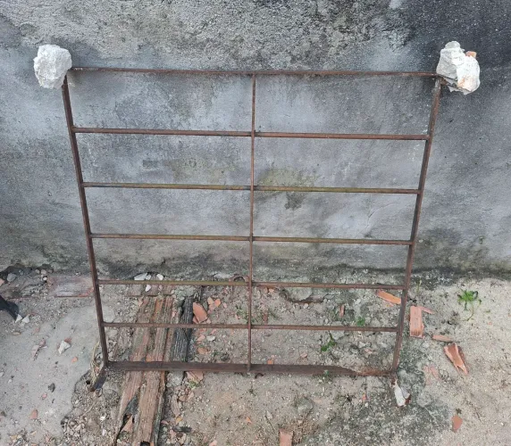 Grade de ferro pequena