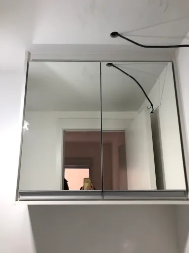 Armário de banheiro com esplho