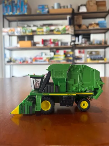 Miniatura Colheitadeira de algodão John Deere CP690 1/64