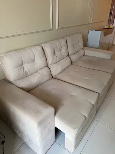 Vendo sofá de três lugares na cor bege, é reclinável e muito confortável 