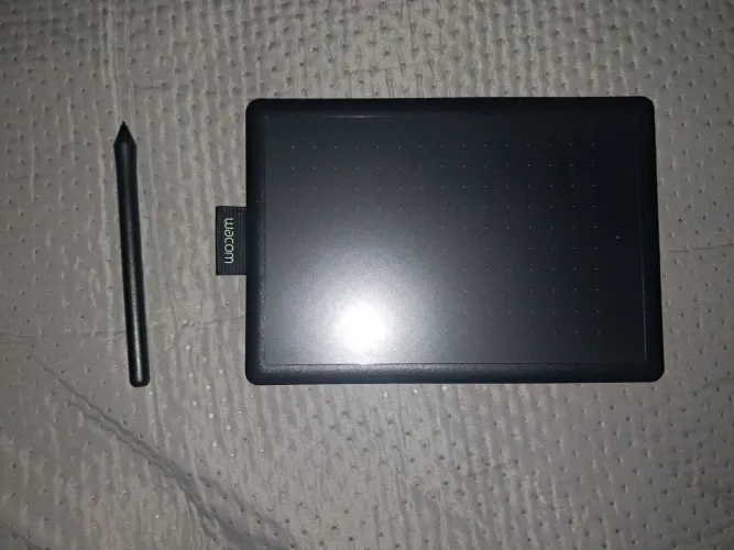 Mesa Digitalizadora One By Wacom CTL472, Pequena, Pen LP-190K, Preto e Vermelho
