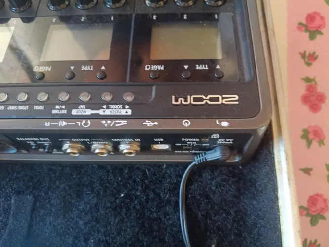 Vendo Pedaleira Zoom G3X semi nova ... Possui caixa manual e cd Cubase Le para gravação ..