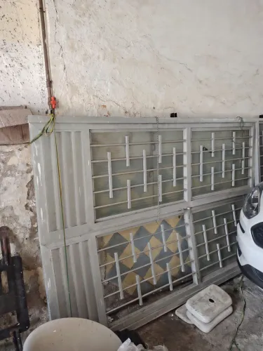 Vendo porta de alumínio usada