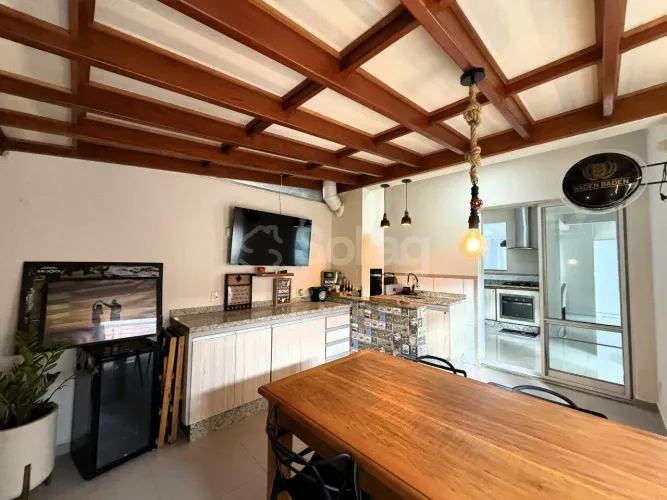 Casa á venda com três dormitórios, espaço gourmet no Condomínio Vila Santa Rosa em Valinho
