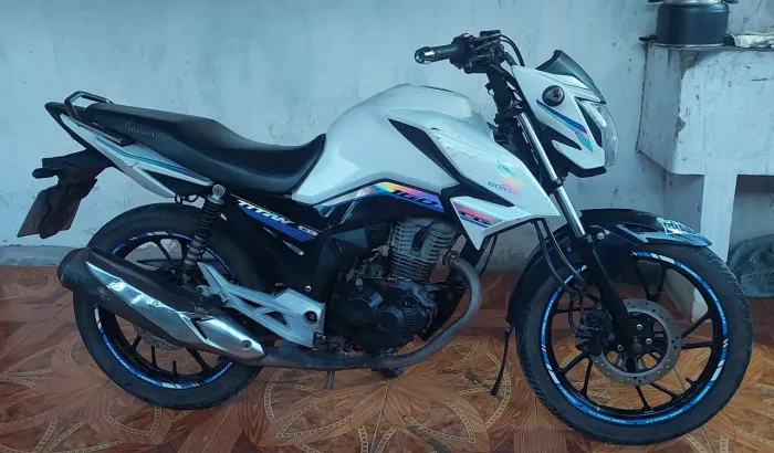 Vendo uma titan 160 branca, ano 2016, toda conservada