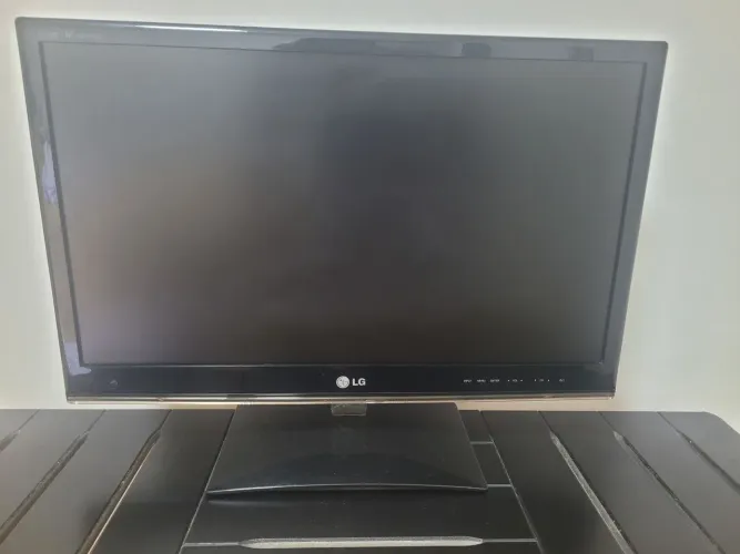 TV LG M2550D 25" Full HD - com controle e cabos (não é smart tv)- R$ 400