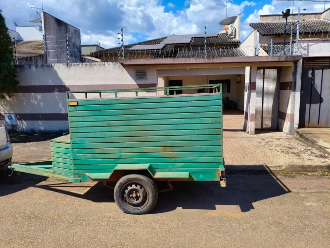 Vende-se Carretinha Baú 