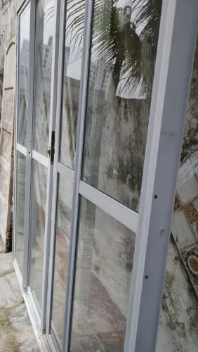 A Porta em alumínio com 4 partes