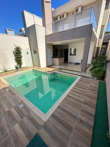 Sobrado triplex 04 quartos piscina energia solar mobiliado sob medida cortinas elétricas
