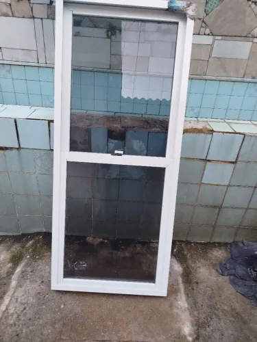 Janela nuca usou mas vidro trincado