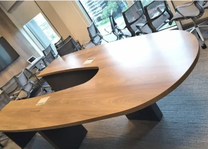 Mesa de Reunião em U Executiva - 3,20m - Com Conectividade - Impecável