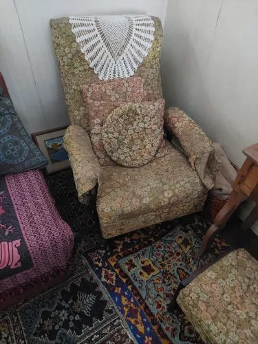 POLTRONA CONFORTAVEL COM BANQUETA PARA APOIO DOS PÉS
