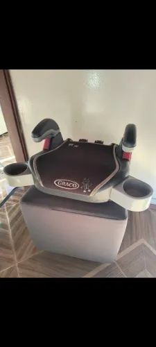 assento de elevação infantil é da marca Graco